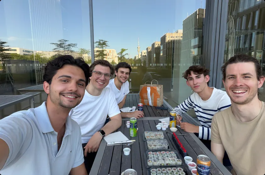 Das lytra-Team beim gemeinsamen Mittagessen auf einer sonnigen Terrasse in München