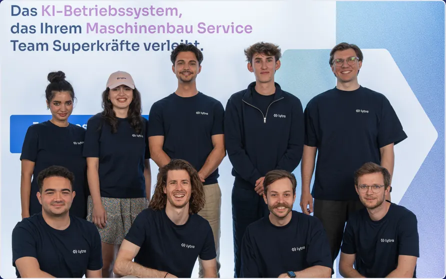 Das lytra-Team in lytra-T-Shirts an einem Messestand